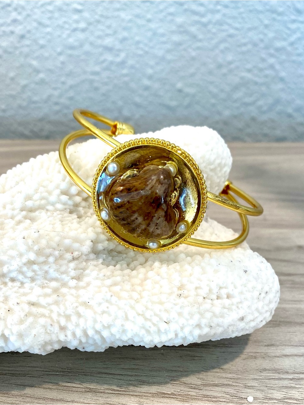 127. Gold fossilized clam shell Accent Bangle Bracelet